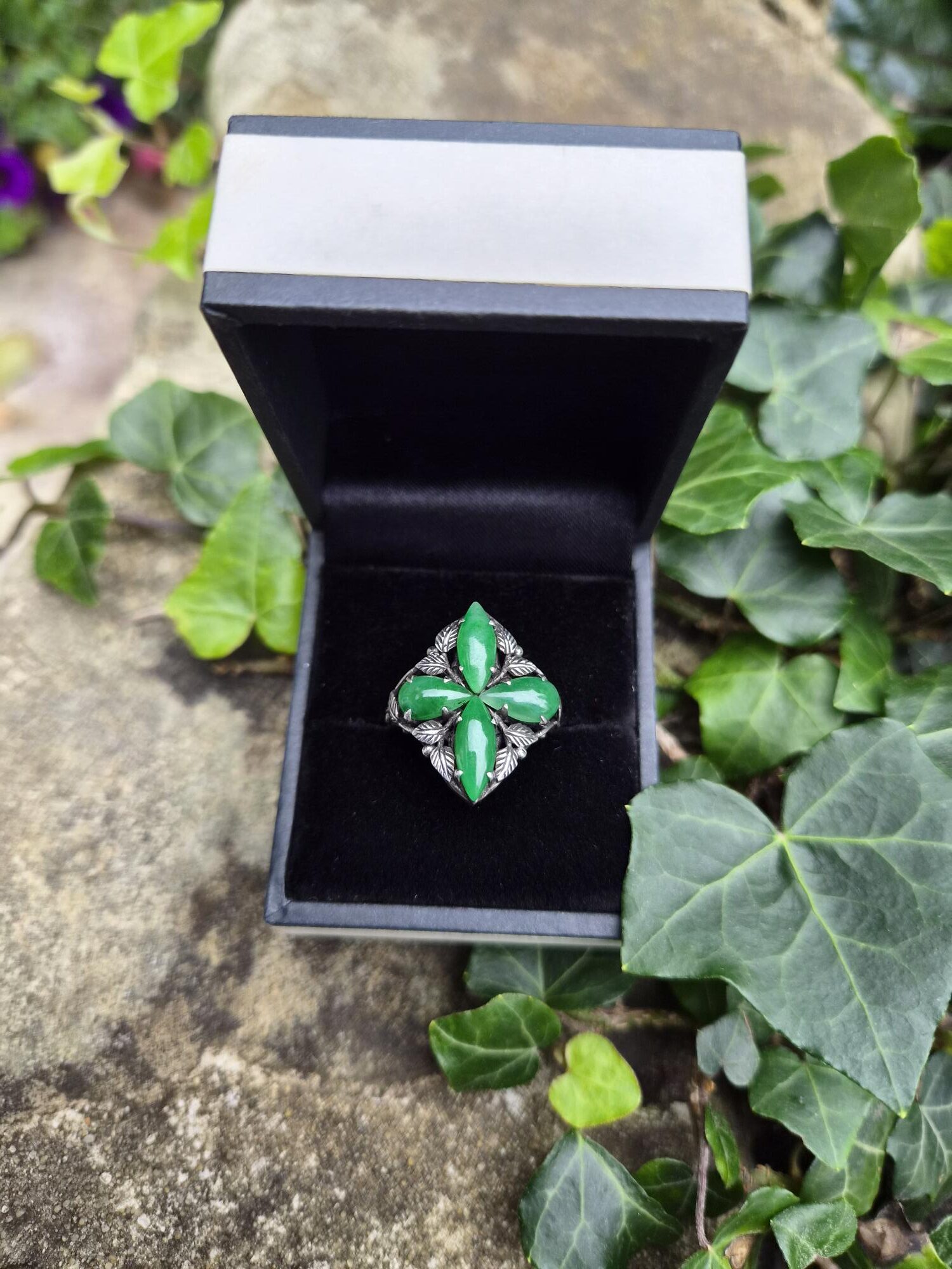 Early 1920s Bernard Instone superlative Arts and Crafts ring with jade clover and silver foliate details - Image 8
