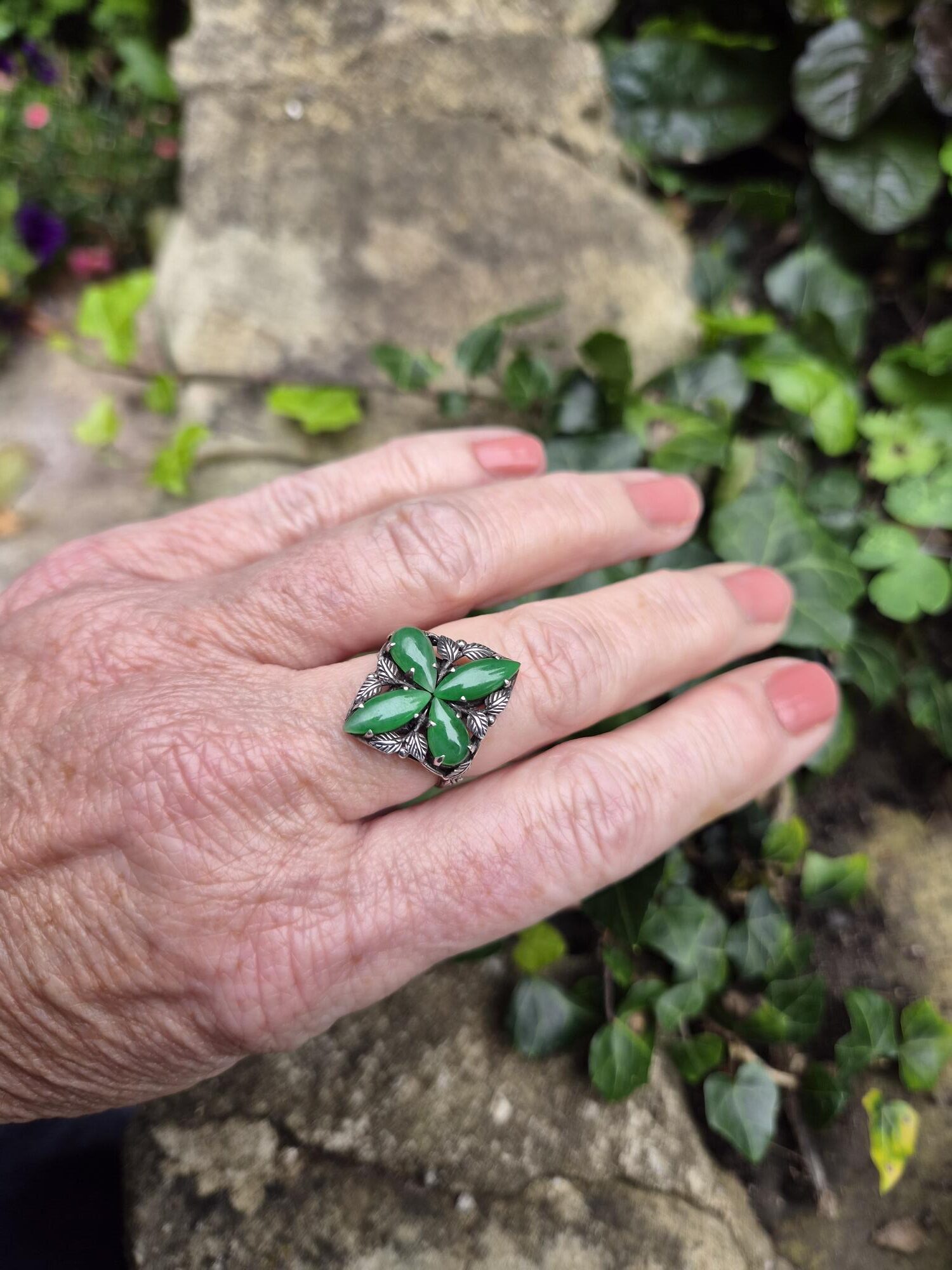 Early 1920s Bernard Instone superlative Arts and Crafts ring with jade clover and silver foliate details - Image 5