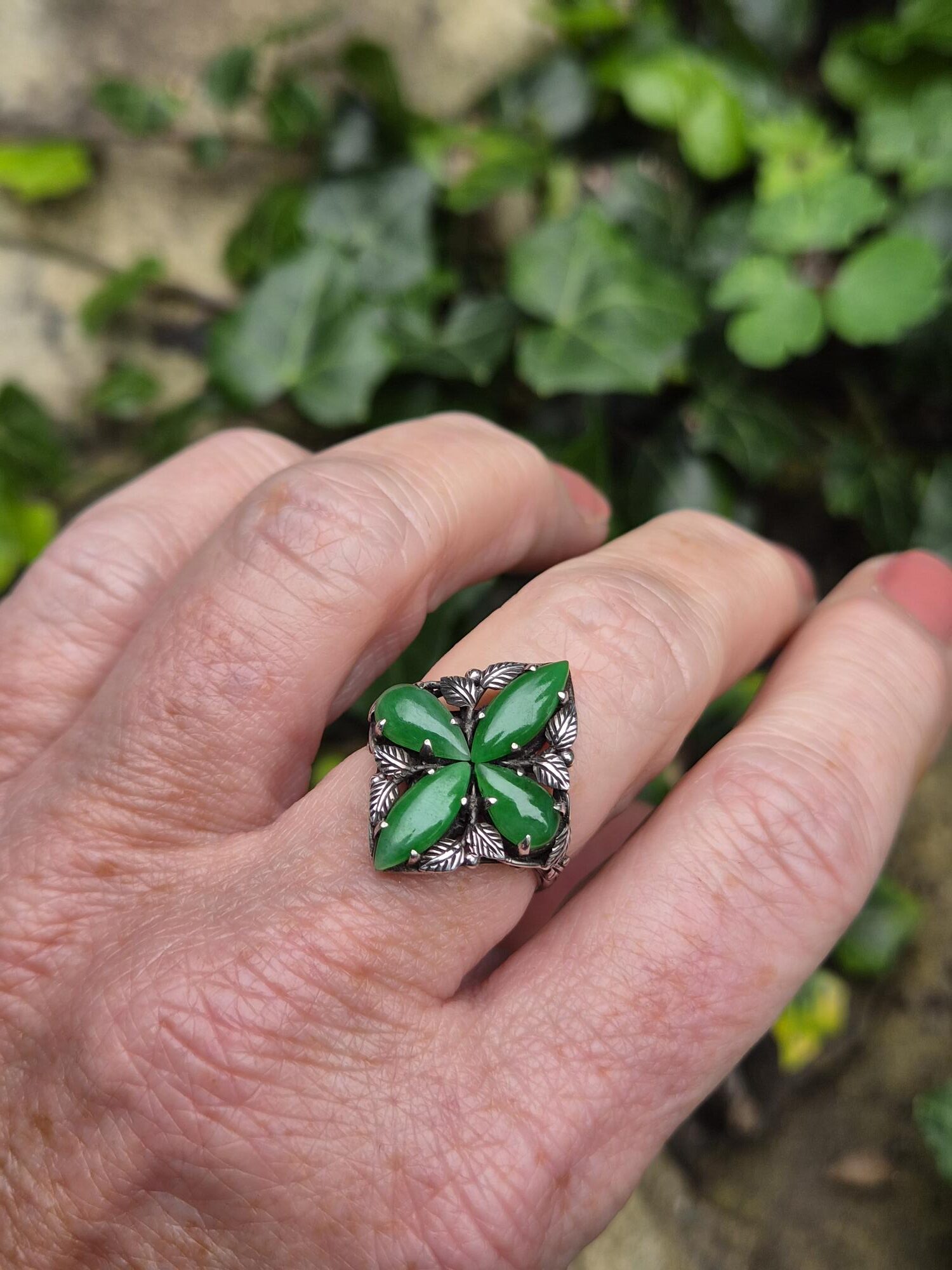 Early 1920s Bernard Instone superlative Arts and Crafts ring with jade clover and silver foliate details - Image 2