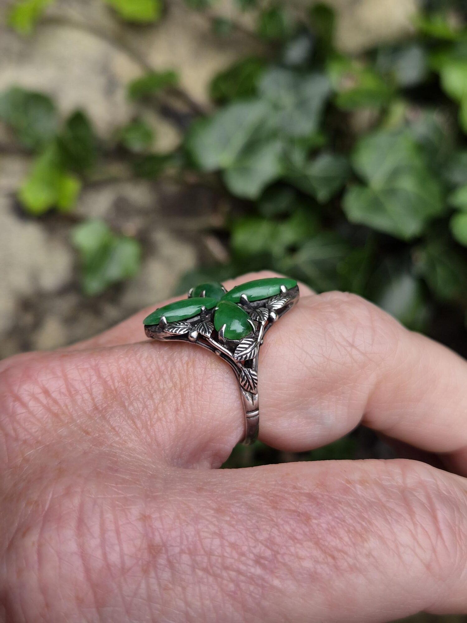 Early 1920s Bernard Instone superlative Arts and Crafts ring with jade clover and silver foliate details - Image 6