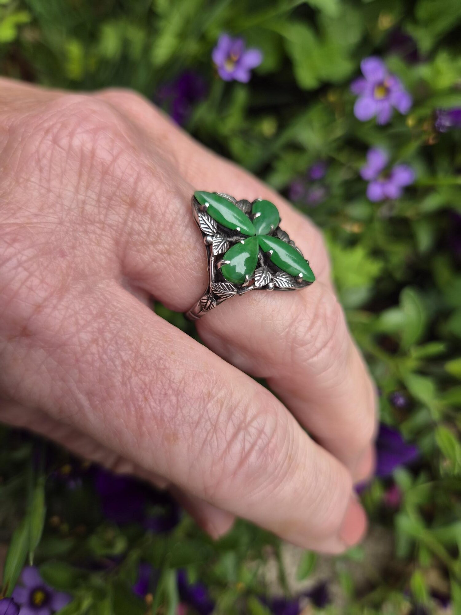 Early 1920s Bernard Instone superlative Arts and Crafts ring with jade clover and silver foliate details - Image 7