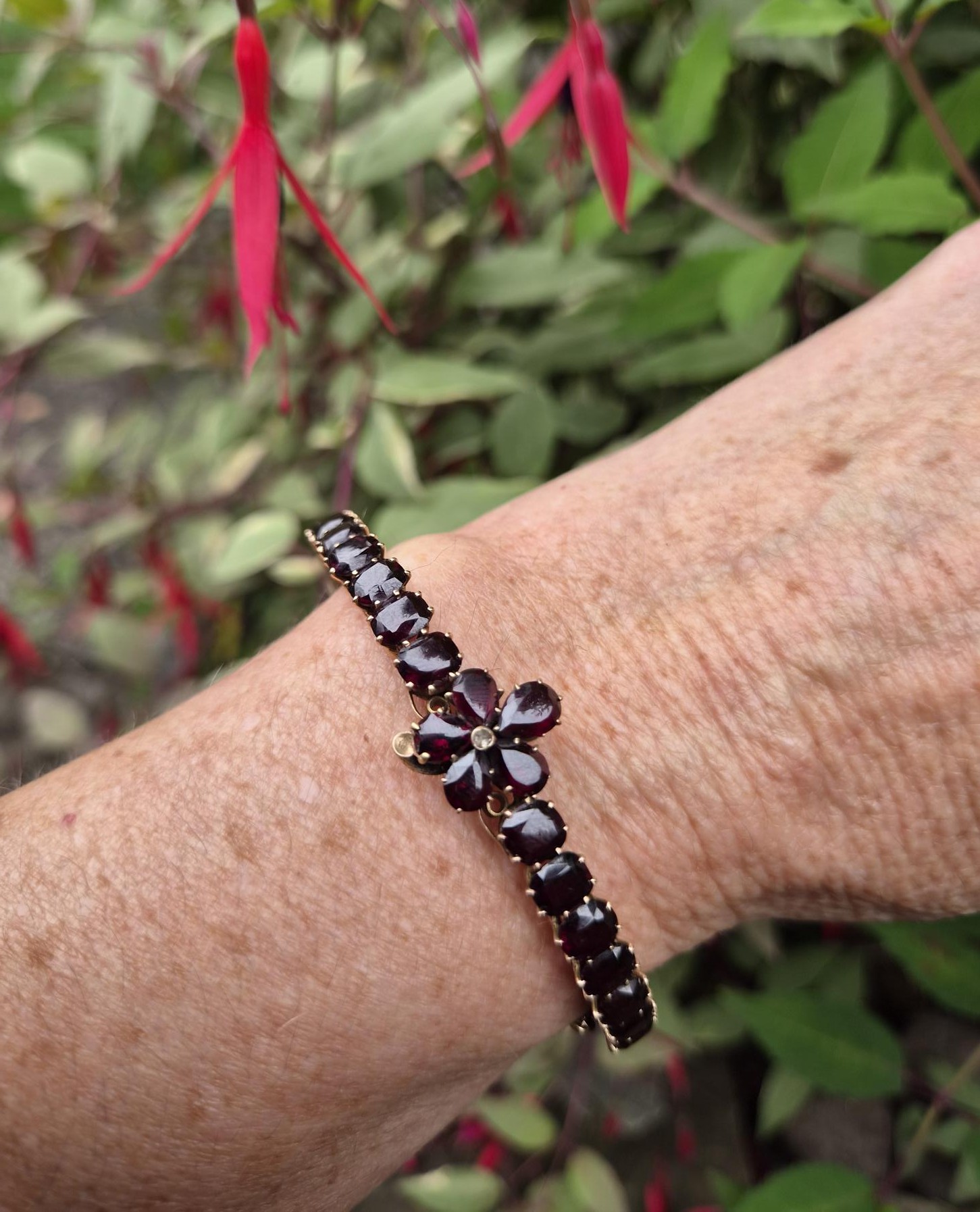 Antique Edwardian 14ct gold cushion-cut garnets and diamond hinged bangle- superb piece! - Image 8