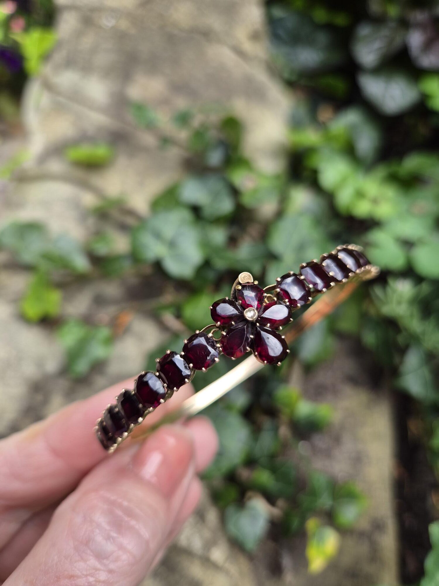 Antique Edwardian 14ct gold cushion-cut garnets and diamond hinged bangle- superb piece! - Image 7