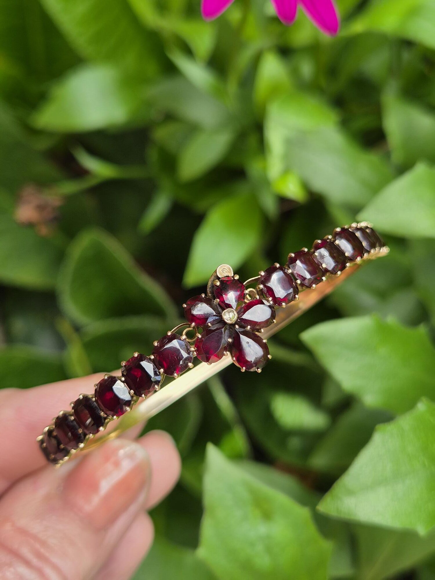 Antique Edwardian 14ct gold cushion-cut garnets and diamond hinged bangle- superb piece! - Image 3
