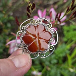 Charles and Gladys MUMFORD handmade carved agate Arts and Crafts silver flower brooch - lovely