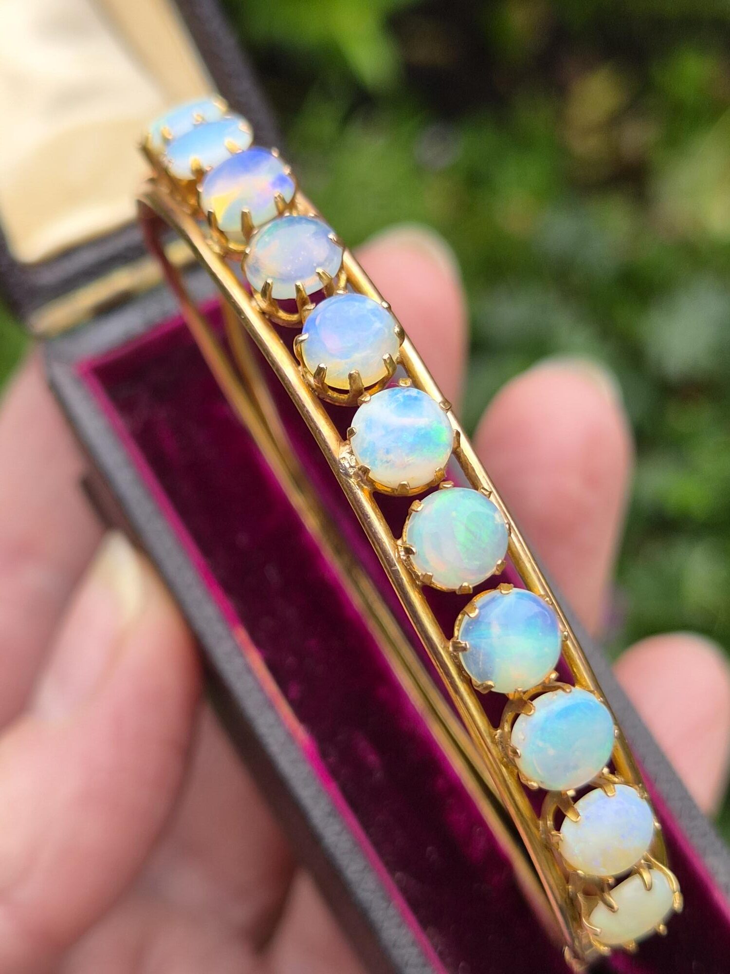 Antique Edwardian 14ct gold and 11 lively opals bangle, elegant and simple structure - Image 2