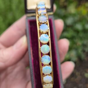 Antique Edwardian 14ct gold and 11 lively opals bangle, elegant and simple structure