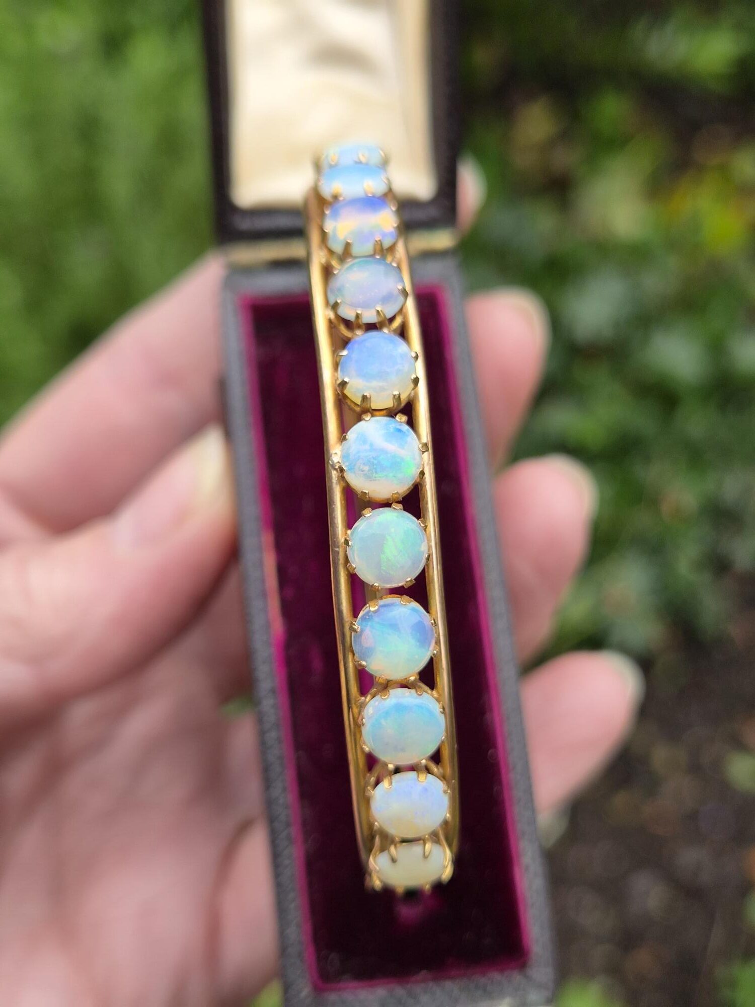 Antique Edwardian 14ct gold and 11 lively opals bangle, elegant and simple structure