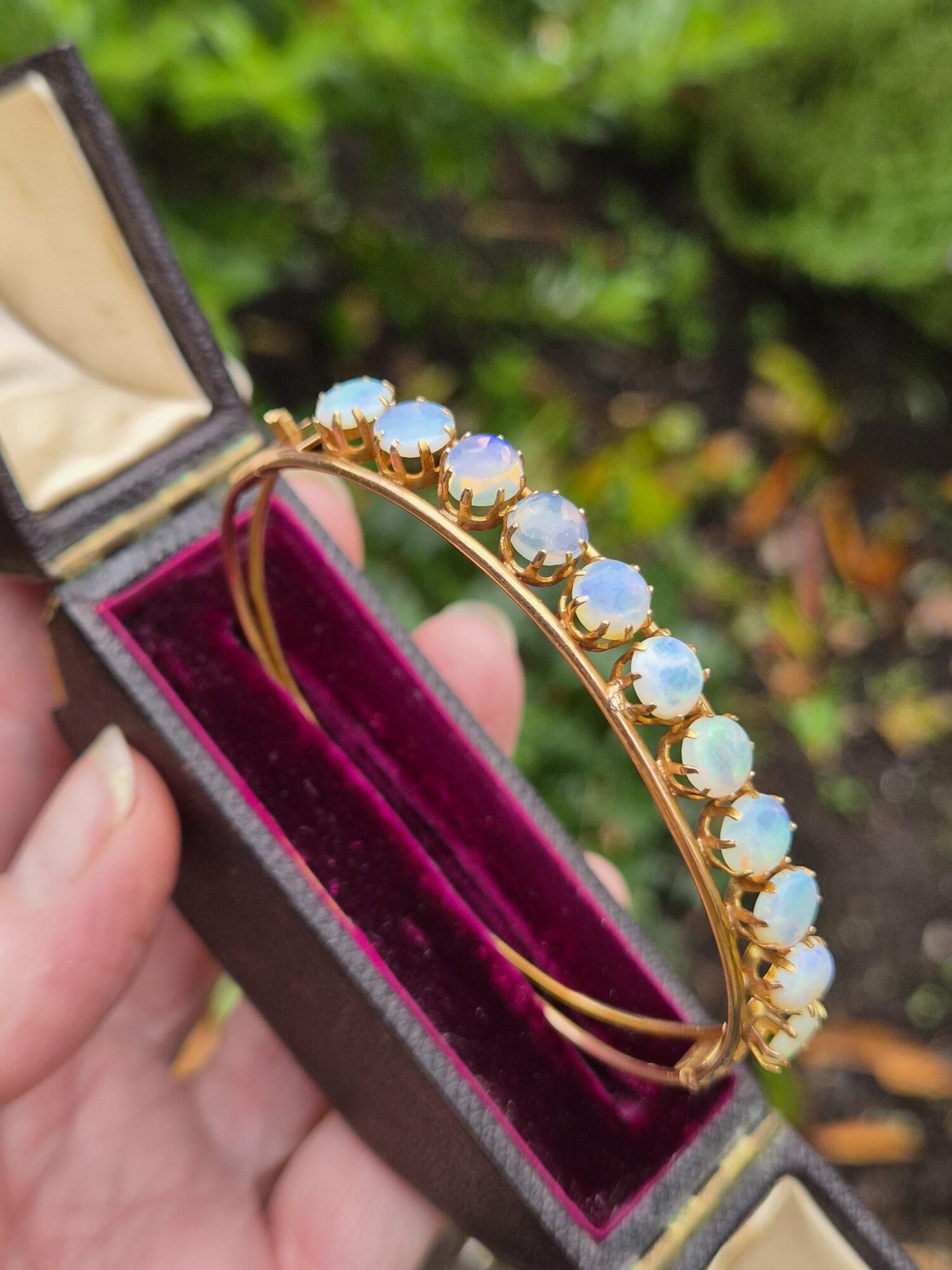 Antique Edwardian 14ct gold and 11 lively opals bangle, elegant and simple structure - Image 5