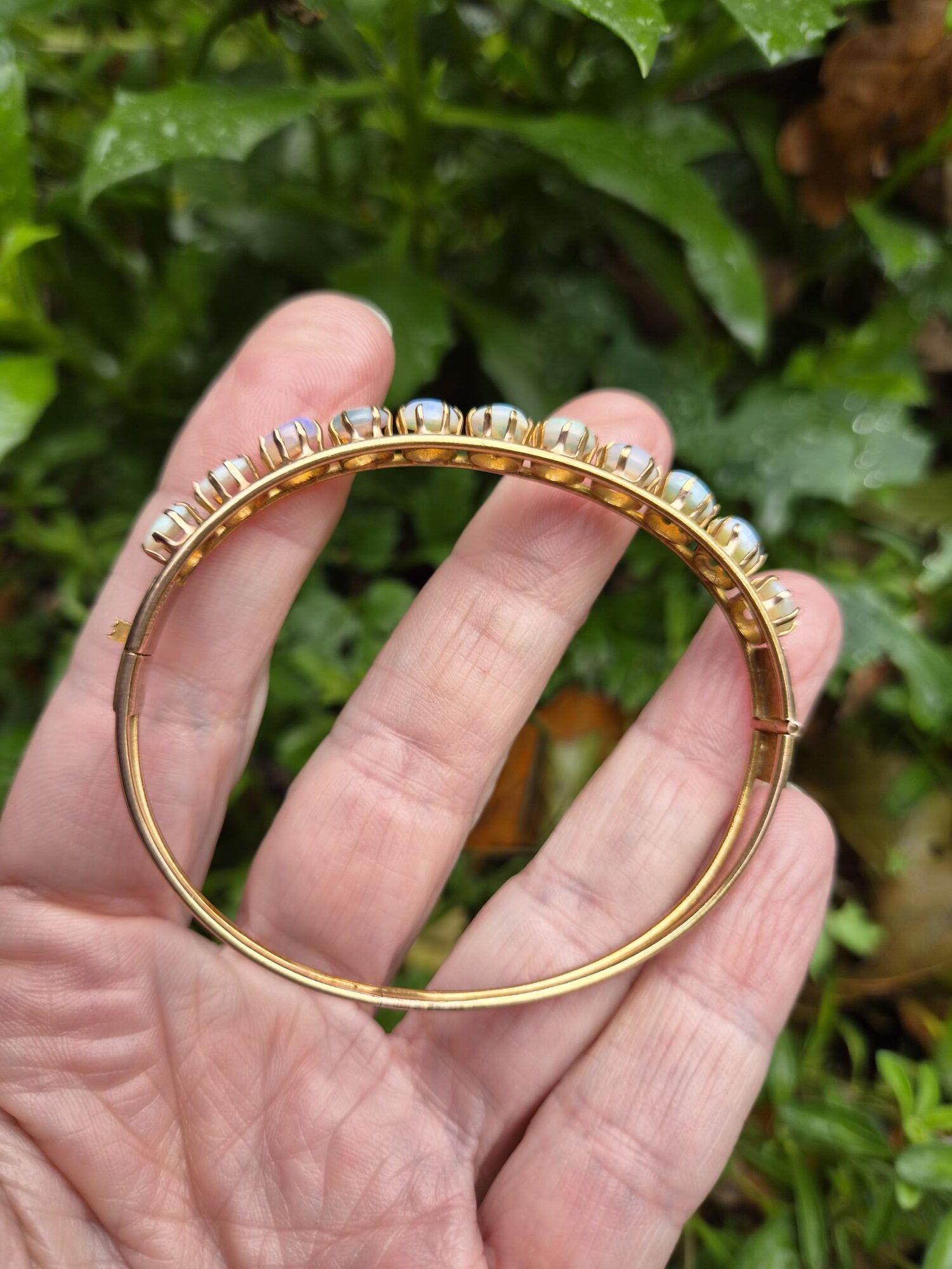 Antique Edwardian 14ct gold and 11 lively opals bangle, elegant and simple structure - Image 10