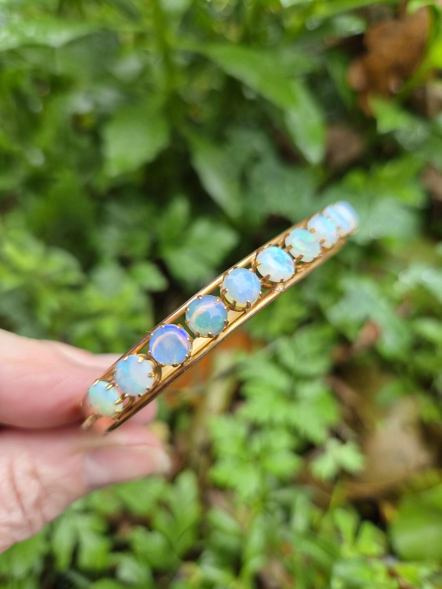 Antique Edwardian 14ct gold and 11 lively opals bangle, elegant and simple structure - Image 6